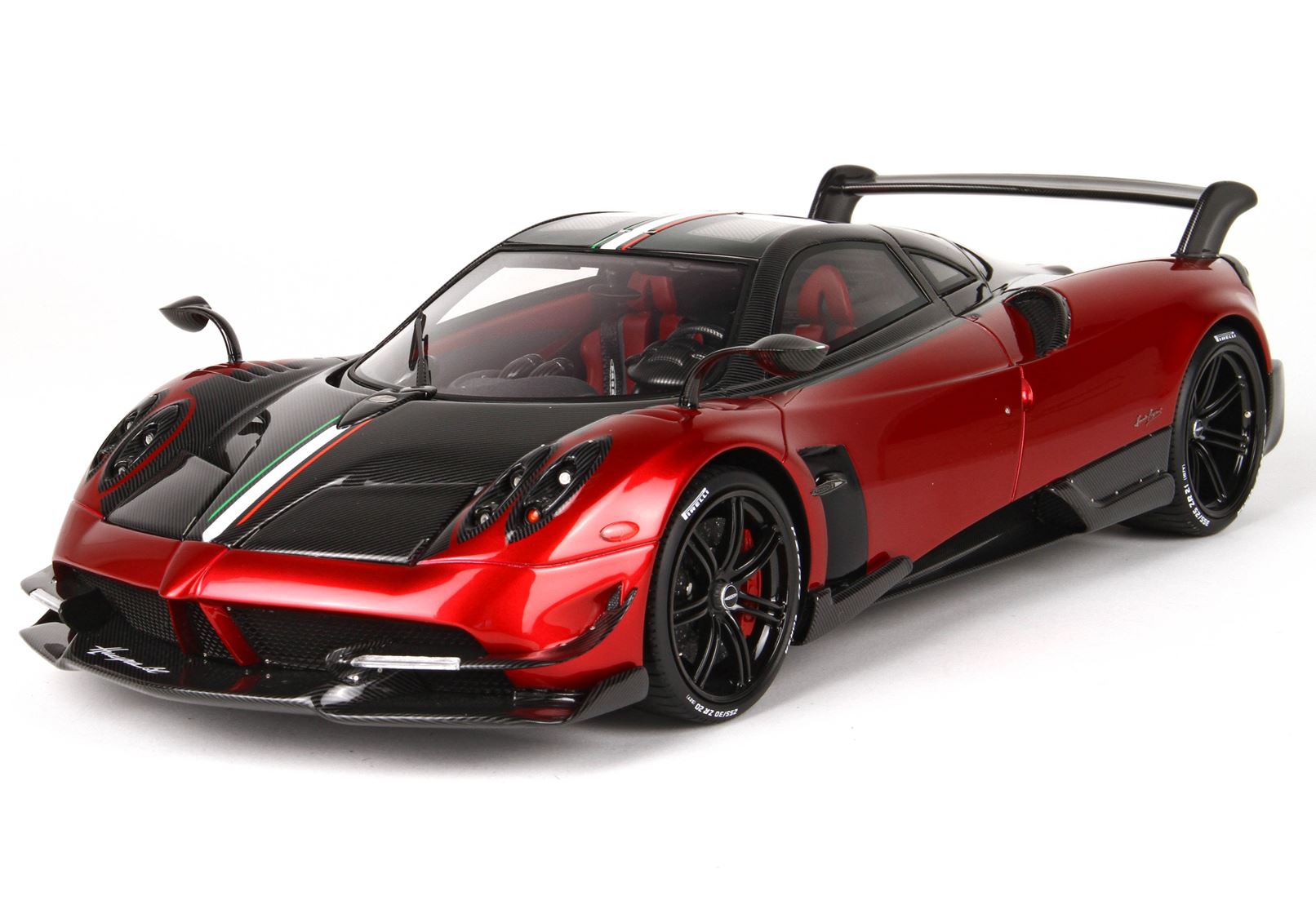 Машины Феррари и Pagani Huayra